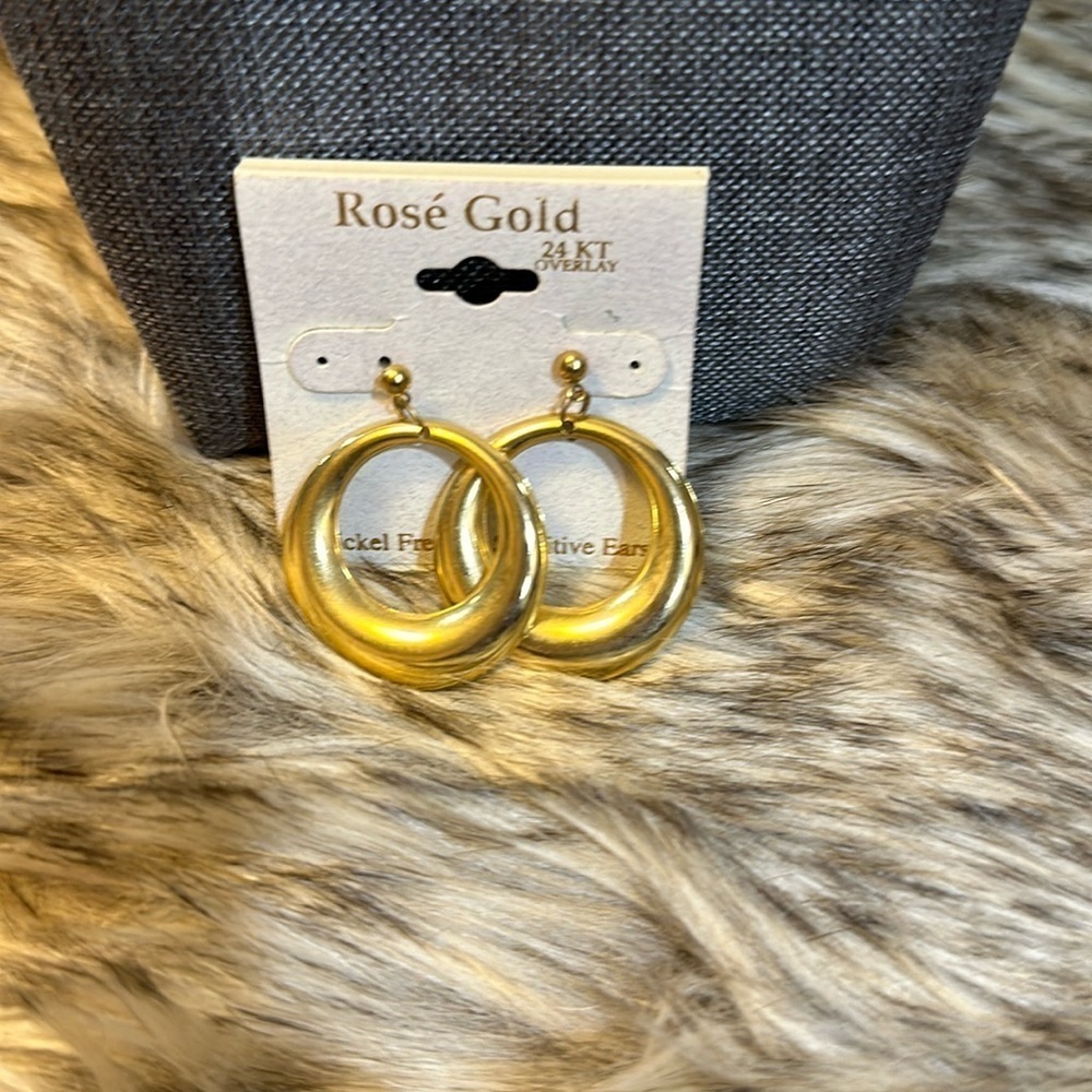 Beautiful Pair Of Hoop Earrings Rose Gold In Color 20$